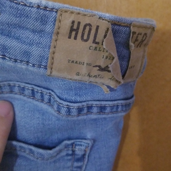 Hollister Light Ripped Jeans - Picture 4 of 4